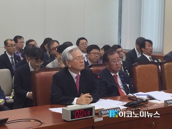 지난해 국정감사 자리에 출석한 고영주 이사장(사진: m이코노미 사진DB)