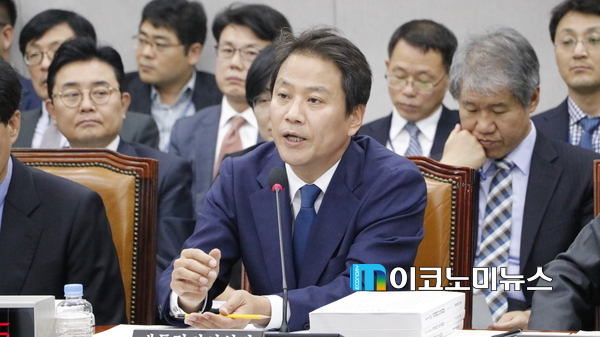 11월6일 국회 운영위원회의 청와대 국정감사 자리에서 발언하는 임종석 비서실장 오른쪽 뒤로 전병헌 청와대 정무수석이 앉아 있다.(사진 : 김선재 기자)