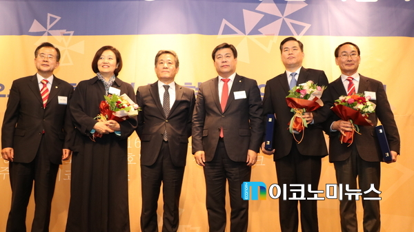 지난 16일 서울 여의도 켄싱턴호텔에서는 'M이코노미 창립11주년 기념식'이 열렸다. 이날 기념식에는 '우수 국회의원상'과 '혁신 기업인대상' 시상이 이뤄졌다. (왼족부터)윤영일 국민의당 의원, 박영선 더불어민주당 의원, 조재성 M이코노미뉴스 대표이사, 김선동 자유한국당 의원, 유동규 성남도시개발공사 기획본부장, 권민호 거제시장