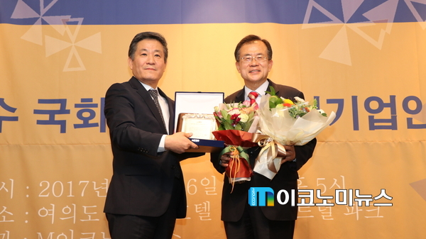 M이코노미뉴스 조재성 대표이사(좌) / 국민의당 윤영일 의원(우) // 사진 : 김선재 기자