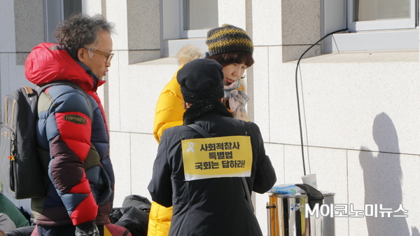 4·16 세월호참사가족협의회와 4·16연대, 가습기살균제참사 전국네트워크는 해양수산부가 세월호 미수습자 유골을 발견하고도 닷새 동안 은폐한 것과 관련해 지난 23일부터 서울 여의도 국회 본관 앞에서 책임자 처벌과 진상규명을 요구하는 노숙 농성을 벌였다. 사진은 24일 ‘사회적 참사 특별법’ 통과직전 농성현장 <사진 : 박홍기 기자>