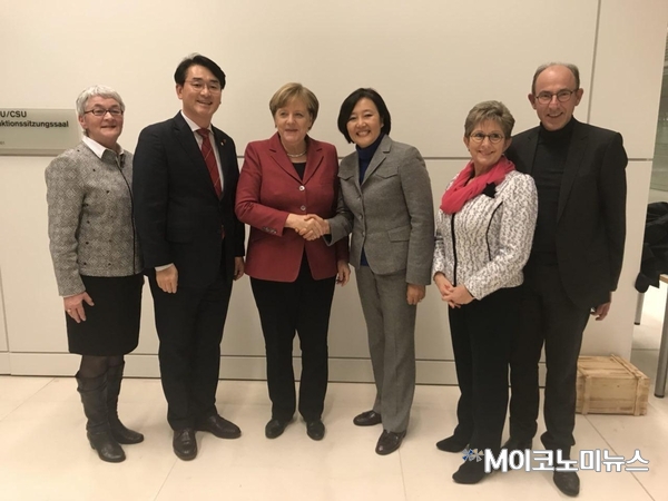 앙겔라 메르켈 독일 총리(왼족에서 세 번째)와 박영선 더불어민주당 의원(오른쪽에서 세 번째)이 악수를 하고 있다. / 사진 : 박영선 의원실