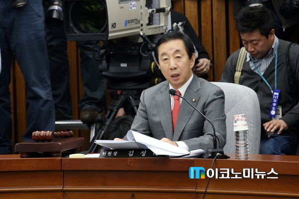지난해 국회 최순실 등 민간인에 의한 국정농단 특별조사 위원회 위원장으로 발언하고 있는 자유한국당 새 원내대표로 선출된 김성태 의원