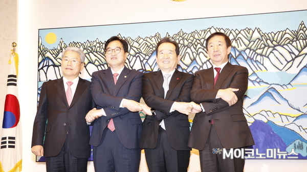 정세균 국회의장(오른쪽에서 두 번째)과 우원식 더불어민주당 원내대표(왼족에서 두 번째), 김성태 자유한국당 원내대표(오른쪽), 김동철 국민의당 원내대표(왼쪽)이 악수를 나누고 있다.