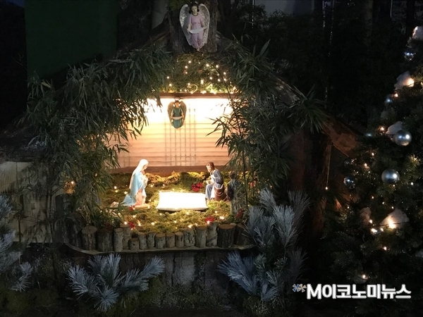 성탄절을 하루 앞둔 24일 강릉 임당동 성당에 마련된 아기 예수님을 모실 성탄 구유