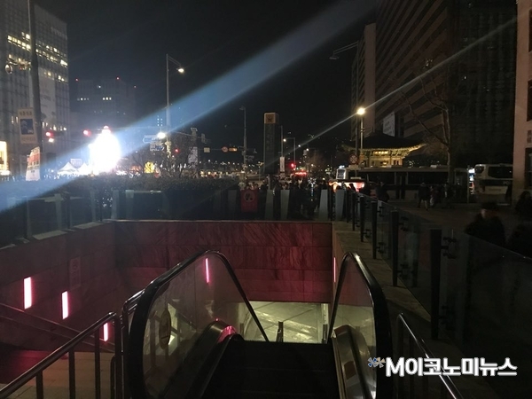 타종행사가 시작된 지 채 얼마 지나지 않은 00시20분경 광화문역 5번 출구를 알리는 전등은 불이 꺼져 있었다.