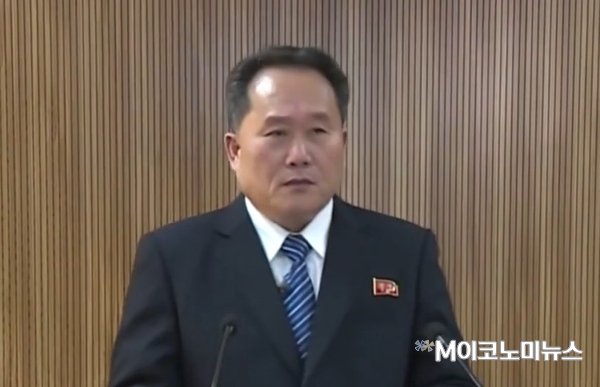 리선권 조국평화통일위원회 위원장은 3일 조선중앙방송을 통해 김정은 노동장 위원장으로부터 위임받은 '입장' 발표를 통해 "평창올림픽경기대회 대표단 파견 문제를 포함해 해당 개최와 관련된 문제들을 남측과 제때에 연계하도록 3일 15시부터 북남 사이 판문점 연락통로를 개통할 데 대한 지시를 주셨다"고 말했다. / 사진 : 연합뉴스TV 화면 캡쳐