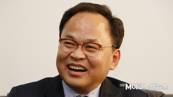 윤희식 프로필 ◾목포고등학교 졸업 ◾명지대 경상대학 경영학과 졸업 ◾국민대 정치대학원 석사과정 수료 주요 경력 ◾現 국회입법정책연구회 수석연구원 ◾국회 수석보좌관 역임 ◾2016년 4.13 총선 더불어 민주당 서대문을 김영호 후보 선대위 상황본부장 역임 ◾더불어민주당 중앙당 사회복지특별위훤회 부위원장 역임 ◾새정치민주연합 전국장애인위원회 부위원장 역임 ◾18대 대선 문재인 대통령후보 특보 역임(2012년) ◾現 서대문자치신문 칼럼리스트