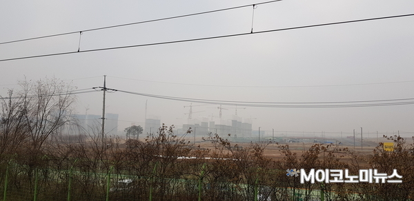미세먼지 가득한 하늘. 마치 안개가 낀 것 같이 뿌옇다.