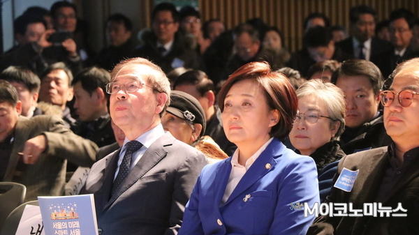 31일 서울시청 다목적홀에서 열린 '서울의 미래, 스마트 서울' 세미나에 참석한 박원순 서울시장(좌)과 박영선 의원(우) <사진 : 김선재 기자>