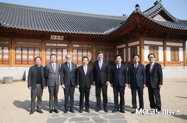 정세균 국회의장(왼쪽에서 네 번째)과 미로슬라프 라이탁 유엔 총회의장(오른쪽에서 네 번째) <사진 : 국회>