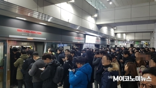 23일 오전 8시30분 지하철 9호선 당산역 승강장 모습. <사진 : 박홍기 기자>