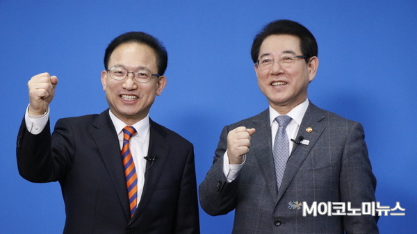 사진/ (좌) M파워피플 진행자 앵커 배종호 (우) 김영록 농림축산식품부 장관가 인터뷰를 마친 후 기념촬영을 하고 있는 모습. 촬영일 2018년 2월 14일 장소 M이코노미뉴스 MeTV스튜디오