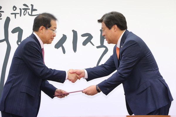 (좌) 홍준표 대표, (우)김선동 의원 < 사진 : 김선동 의원실 >