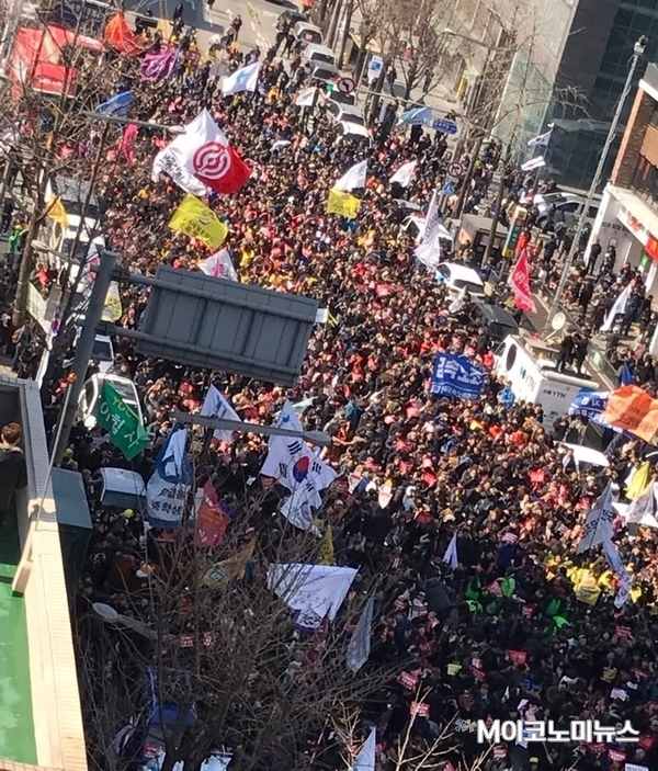 지난해 3월10일 박근혜 전 대통령에게 탄핵선고가 내려지는 순간 헌재 앞 '촛불집회' 측 모습 <사진 : M이코노미뉴스DB>