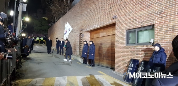22일 오후 이명박 전 대통령의 서울 논현동 자택 앞 <사진 : 김선재 기자>