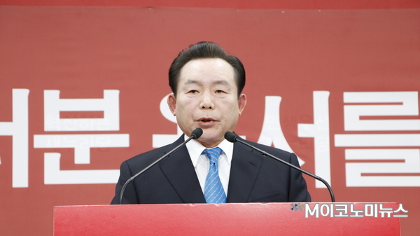 지난해 1월15일 자유한국당 당사에서 대권도전을 선언하고 있는 이인제 전 최고위원<사진 : M이코노미 사진DB>