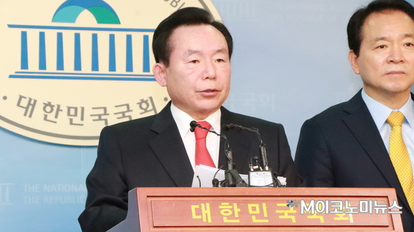 자유한국당 이인제 전 최고위원이 3일 오전 10시 국회 정론관에서 기자회견을 열고 충청남도 도지사 출마를 공식 선언했다.