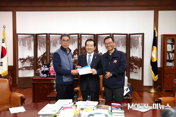 (왼쪽부터) 김주영 한국노동조합총연맹 위원장, 정세균 국회의장, 김명환 민주노동초합총연맹 위원장 <사진 : 국회>