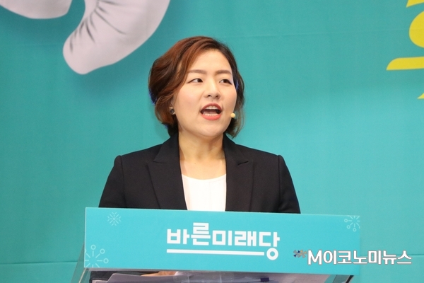 김지나씨가 지난 2일 국회 헌정기념관에서 열린 ‘바른미래당 서울·경기 비례대표 광역의원 후보자 결승토론’에서 열띤 토론을 벌이고 있다. <사진 : 박종호 인턴기자>