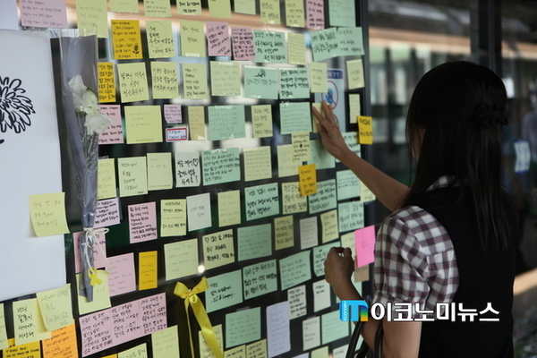 2016년 5월28일 구의역에서 수리용역 업체 직원이 작업도중 목숨을 잃어 시민들의 추모가 이어졌다. 매년 비슷한 사고가 이어지면서 사회 구조, 시스템에 대한 문제점이 지적되고 있다.(사진 : M이코노미 사진DB)
