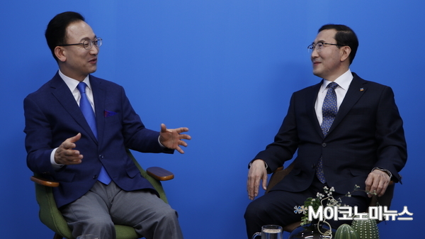 M파워피플 진행자 배종호 앵커(좌)와 이승훈 세한대 총장(우)