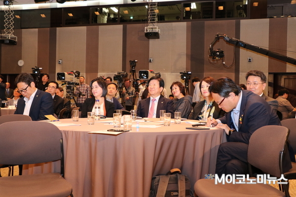 더불어민주당 지정석에 (오른쪽부터) 박주민, 이철희, 유은혜, 박병석 의원 등이 자리해 토론을 경청하고 있다 <사진 : 박종호 인턴기자>