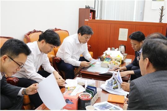 <사진 : 김선동 의원실> 김선동 의원이 국회 원내수석부대표실에서 국토부 철도안전정책관과 한국철도시설공단 관계자들로부터 도봉·방학역 엘리베이터 설치 추진 계획을 보고 받고 있다(2017년 9월 29일).