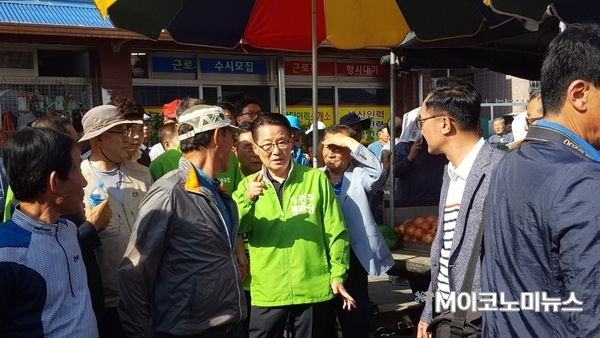 진도읍장날(2일) 진도를 찾은 박지원 의원이 진도 주민, 상인들과 이야기 하고 있다.