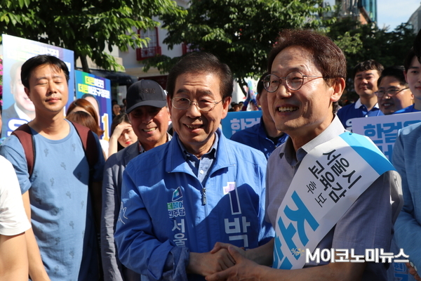 신촌 차 없는 거리 인근에서 유세를 하던 조희연 교육감도 합동 유세에 함께했다.