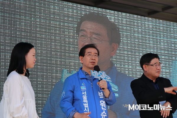 2일 오후 4시께 신촌 차 없는 거리에서 박원순 더불어민주당 서울시장 후보가 "사람 중심 도시를 만들겠다"면서 표심잡기에 나섰다.