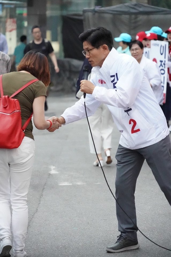 김문수 자유한국당 서울시장 후보가 강북구 미아삼거리역에서 아침인사로 이른아침부터 유세를 시작했다. 김문수 후보는 이날 서울 지하철 교통혁명 공약을 발표했다.(사진 : 김문수 후보 페이스북)