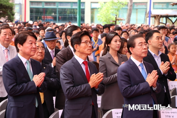 부처님오신날인 지난달 22일 서울 종로 조계사에서 열린 봉축법요식에서 (오른쪽부터) 더불어민주당 박원순, 자유한국당 김문수, 바른미래당 안철수 서울시장 후보가 합장하고 있다. <사진 : 박종호 기자>