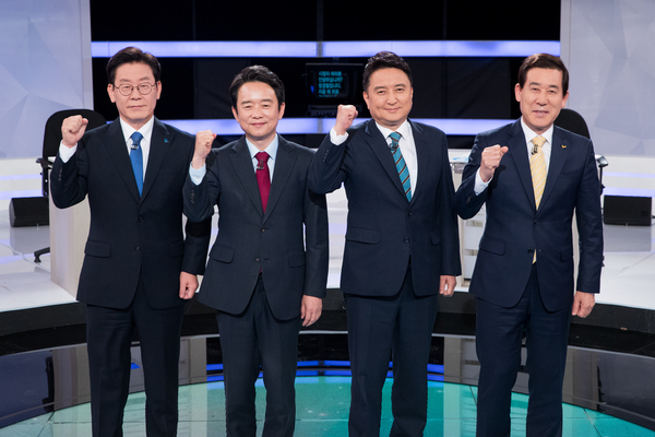 지난달 29일 서울 여의도 KBS에서 열린 '2018 지방선거 경기도지사후보 토론회'에서 (왼쪽부터) 민주당 이재명, 한국당 남경필, 바른미래당 김영환, 정의당 이홍우 경기도지사 후보가 파이팅을 외치고 있다. <사진 : 이재명 후보 블로그><br>
