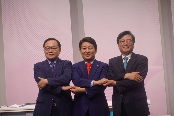 대구일보, 대구교통방송, 대구경북케이블방송협의회 주최로 지난달 28일 열린 '선택 6.13 후보자 초청토론회'에 참석한 (왼쪽부터) 민주당 임대윤, 한국당 권영진, 바른미래당 김형기 대구시장 후보 <사진 : 김형기 후보 블로그>