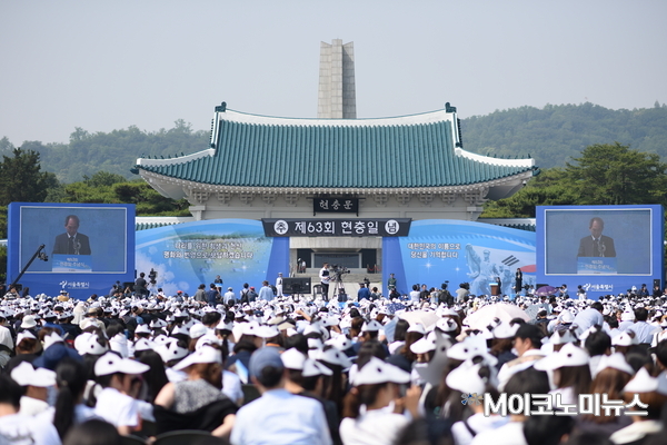 6일 오전 10시경 국립서울현충원에서 거행된 현충일추념식에서 윤준병 서울특별시장 권한대행이 추념사를 낭독하고 있다. <사진 : 박종호 기자>
