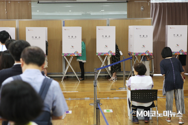 8일 오전 사전투표가 진행되고 있는 서울 영등포구 여의도동 여의동주민센터 모습 <사진 : 박종호 기자>