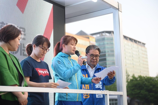 고양시 학부모 1천여명이 8일 오후 7시 이재정 경기도교육감 후보 지지를 선언하고 있다.<사진 : 고양시 학부모측 제공)