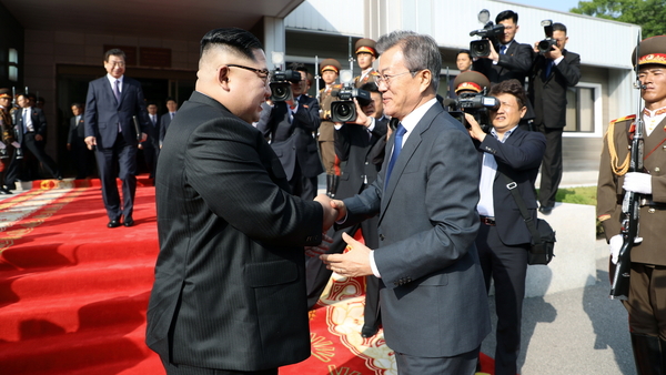 지난 4월26일 판문점 북측 통일각에서 깜짝 남북정상회담을 진행한 김정은 북한 국무위원장(좌)과 문재인 대통령 <사진 : 청와대?