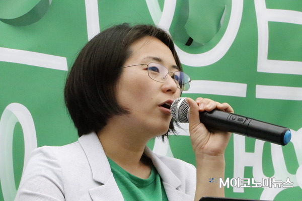 신 후보가 이화여자대학교 앞에서 유세활동을 벌이는 모습