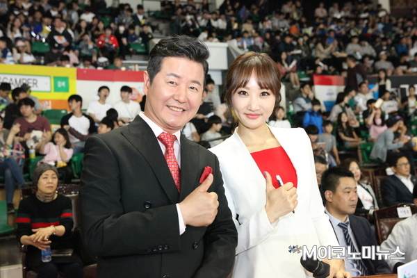 행사 사회를 맡은 탤런트 김덕현(좌)과 방송인 천우정(우) <사진 : 김선재 기자>