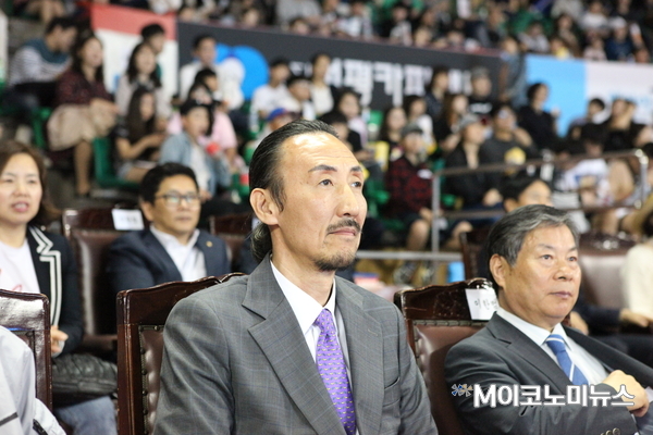  ‘2018 희망농구올스타’ 를 관람하고 있는 한기범 희망나눔 한기범 회장(좌)과 이한범 이사장(우) <사진 : 김선재 기자>