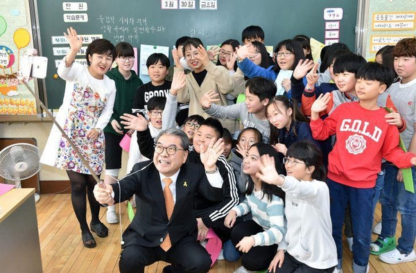 이재정 경기도교육감 후보가 초등학교 교실을 찾아 아이들을 만나고 있다. <사진 : 이재정 경기도교육감 후보 선거캠프>