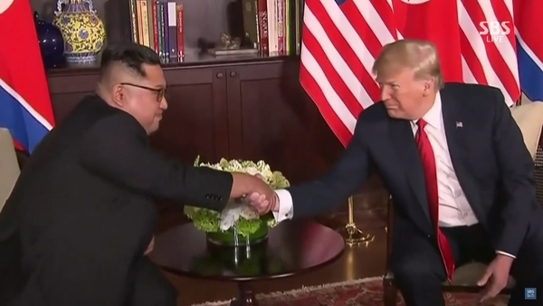 악수하는 김정은 북한 국무위원장(왼쪽)과 도널드 트럼프 미국 대통령(오른쪽) / 사진 : SBS뉴스 화면 캡쳐