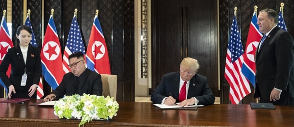 도널드 트럼프 미국 대통령(우)과 김정은 북한 국무위원장(좌)은 전날(12일) 싱가포르 센토사 섬 카펠라 호텔에서 만나 ▲북미 관계정상화 ▲평화체제 보장 ▲완전한 비핵화 ▲6·25 전쟁 전사자 유해송환 등 4가지 내용을 담은 공동성명에 사인했다. <사진 : 트럼프 대통령 트위터 화면캡쳐>