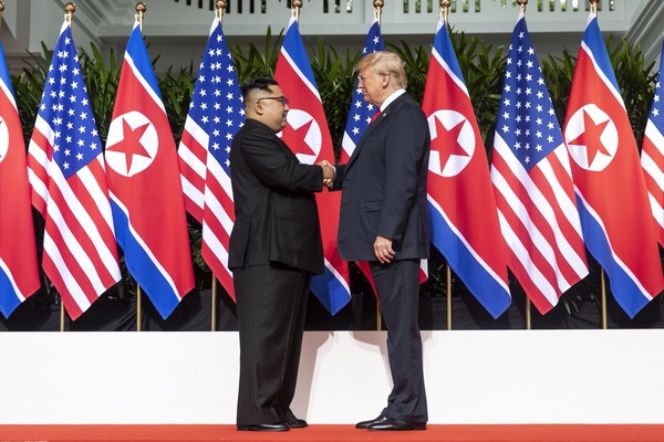 도널드 트럼프 미국 대통령(우)과 김정은 북한 국무위원장(좌)이 전날(12일) 오전 9시경(현지시간) 싱가포르 센토사 섬 카펠라 호텔에서 만나 악수를 나누고 있다. <사진 : Dan Scavino Jr 트위터 화면캡쳐>