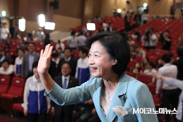 출구조사 발표 전 더불어민주당 선거상황실에 모인 기자들에게 손을 흔들며 인사하는 추미애 더불어민주당 대표.