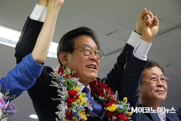 이재명 경기도지사 후보가 13일 오후 10시40분께 당선이 확실시 된 후 캠프를 찾아 손을 들어보이고 있다. <사진 : 박종호 기자>