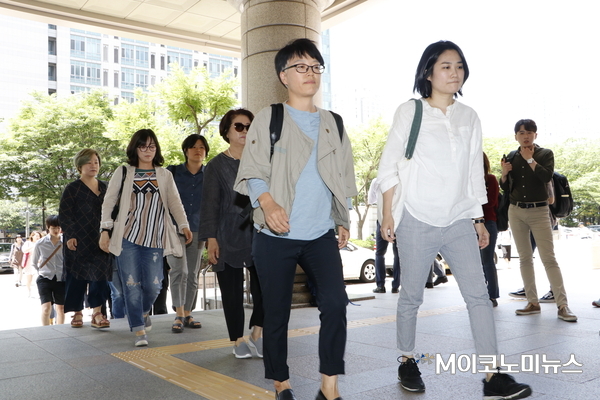 피해자 김지은 씨를 지지하는 여성들이 15일 오후 1시30분경 재판 참관을 위해 서울 마포구 서울서부지방법원에 들어서고 있다. <사진 : 박종호 기자>