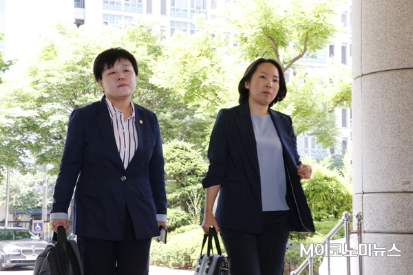 15일 오후 1시45분경 피해자 김지은 씨의 변호인 장윤정(왼쪽), 정혜선 변호사가 서울 마포구 서울서부지방법원에 들어가고 있다. <사진 : 박종호 기자>
